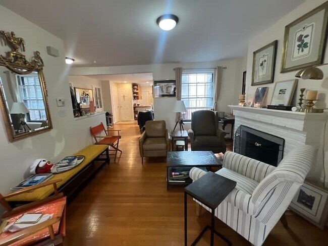 61 W Cedar St in Boston, MA - Building Photo - Building Photo