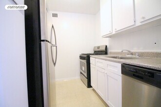 401 2nd Ave in New York, NY - Building Photo - Building Photo