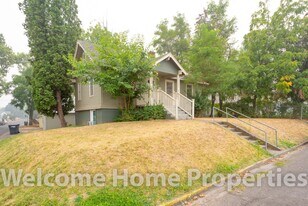 128 SE 2nd St in College Place, WA - Building Photo