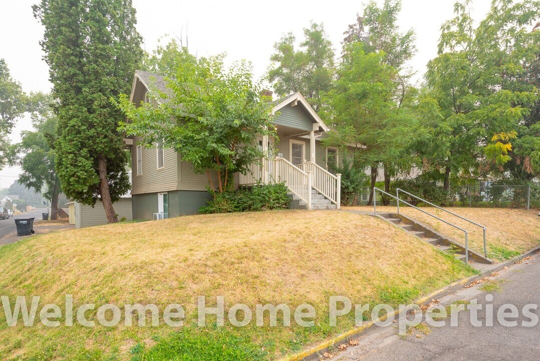 128 SE 2nd St in College Place, WA - Building Photo