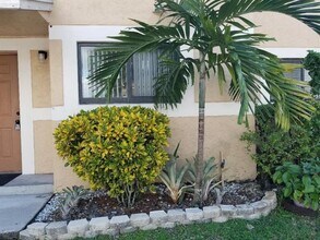 9478 Palm Cir S in Pembroke Pines, FL - Building Photo - Building Photo
