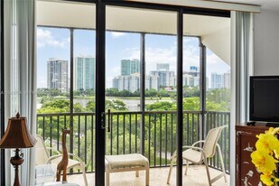 3401 N Country Club Dr in Aventura, FL - Building Photo