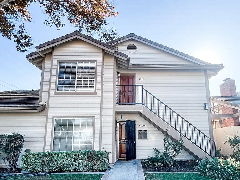 8212 6th St in Downey, CA - Building Photo