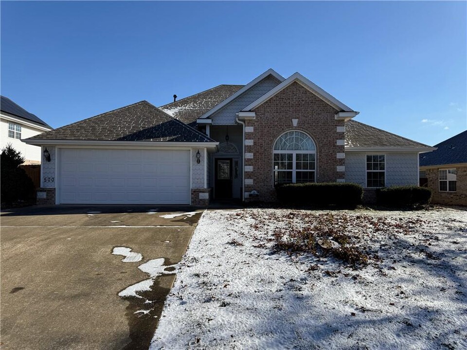 500 NE Shasta Ct in Bentonville, AR - Foto de edificio