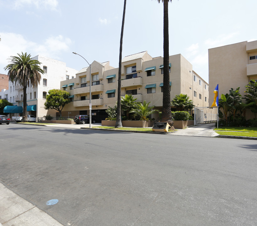 326 S Manhattan Pl in Los Angeles, CA - Building Photo