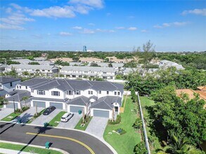 4901 Oakmont Dr in Dania Beach, FL - Building Photo - Building Photo