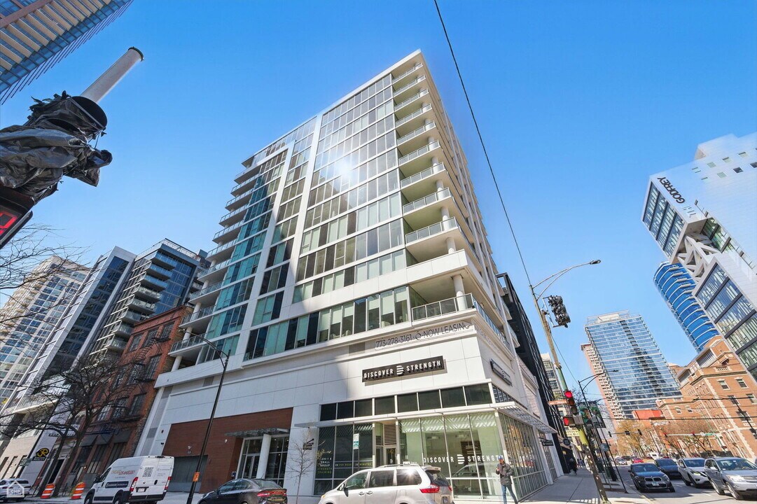 146 W Erie St in Chicago, IL - Building Photo