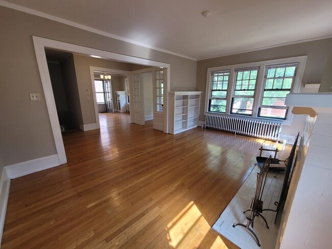 2541 N Lake Dr, Unit Upper in Milwaukee, WI - Foto de edificio - Building Photo