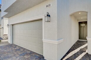 8439 Vacarez Dr in Las Vegas, NV - Building Photo