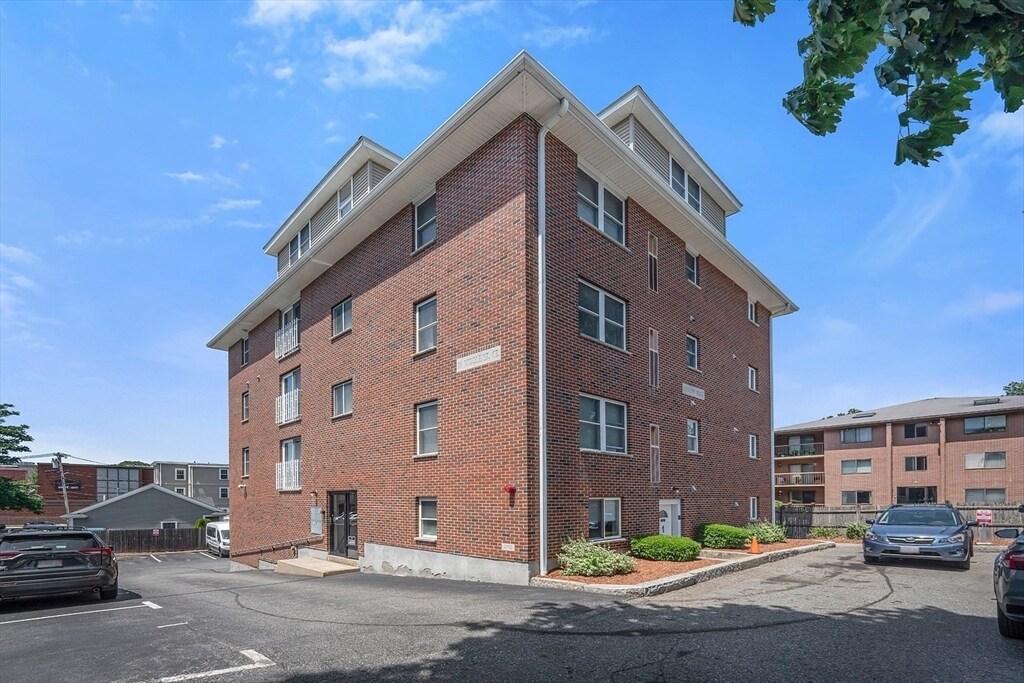 10 Middle St Ct in Waltham, MA - Building Photo