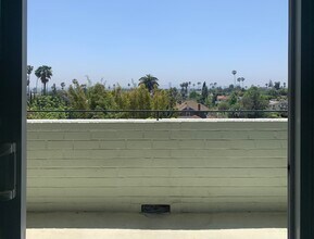 7560 Hollywood Blvd, Unit 303 in Los Angeles, CA - Building Photo - Building Photo