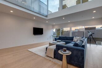 4626 Coles Manor Pl in Dallas, TX - Foto de edificio - Building Photo