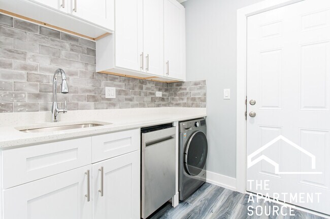 3824 N Greenview Ave, Unit 2W