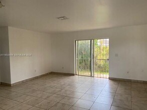 2746 Johnson St, Unit W in Hollywood, FL - Foto de edificio - Building Photo