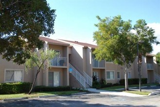Villas at Cove Crossing in Lantana, FL - Building Photo - Building Photo