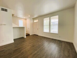 749 Fresno Ave in Santa Rosa, CA - Foto de edificio - Building Photo
