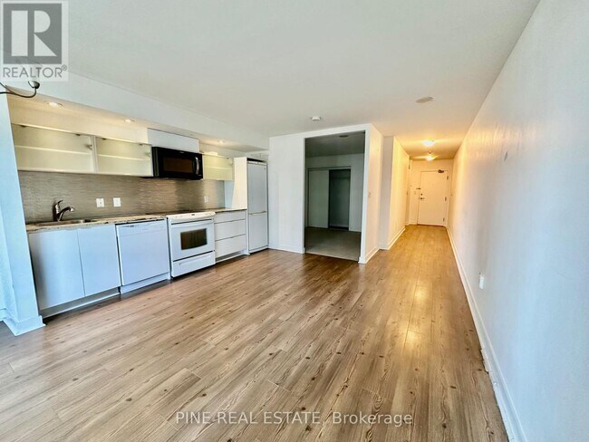 4 A-1214 Spadina Ave. in Toronto, ON - Building Photo - Building Photo