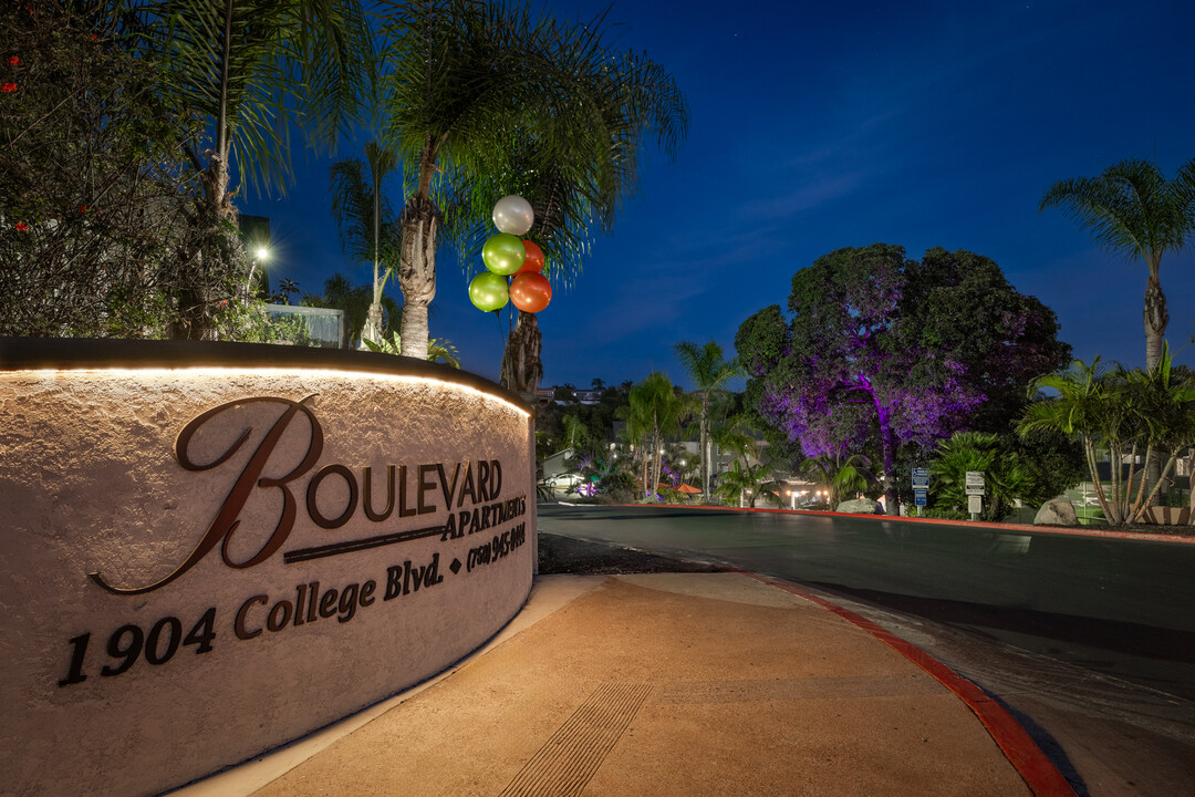 Boulevard in Oceanside, CA - Foto de edificio