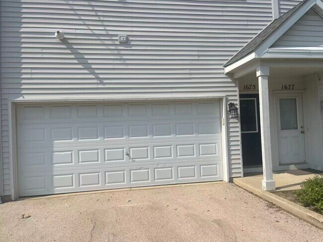 1675 Town Center St in Aurora, IL - Building Photo - Building Photo