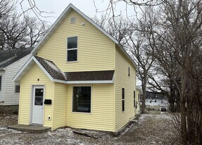 725 W Cavour Ave in Fergus Falls, MN - Building Photo