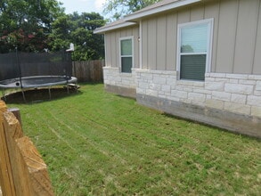 338 TX-332 Loop, Unit B in Liberty Hill, TX - Foto de edificio - Building Photo