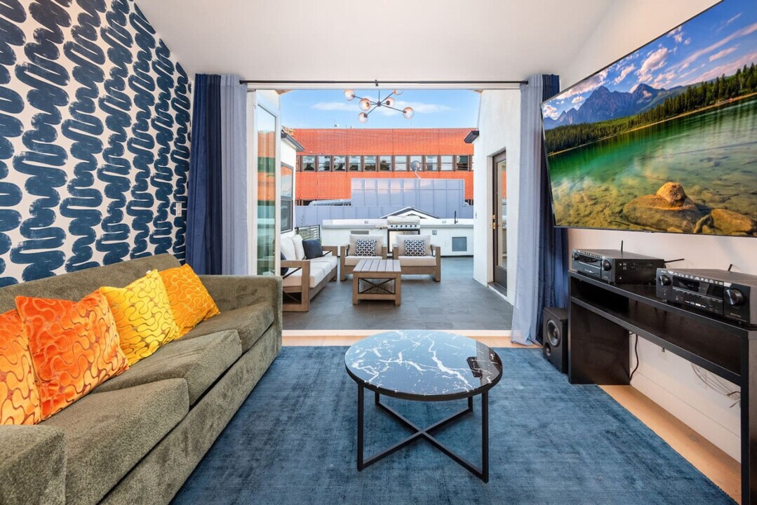 10364 Eastborne Ave-Unit -ID1042770P in Los Angeles, CA - Foto de edificio