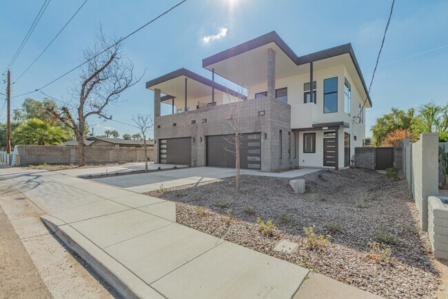 2011 E Turney Ave in Phoenix, AZ - Building Photo - Building Photo