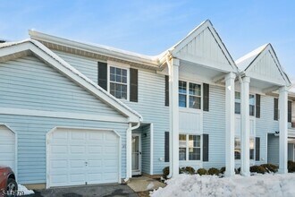 371 Hawkshead Way in Franklin Township, NJ - Building Photo - Building Photo