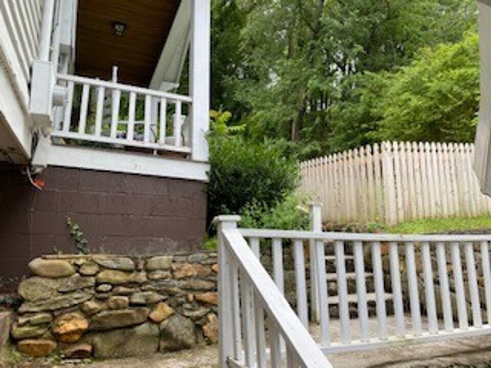 121 Jackson St in Sylva, NC - Building Photo