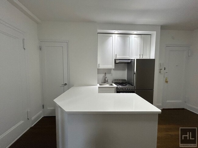 EAST 46 STREET in New York, NY - Building Photo - Building Photo