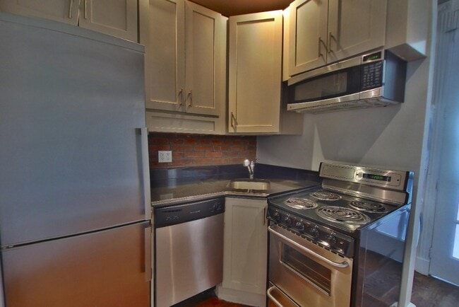 326 E 35th St in New York, NY - Building Photo - Building Photo