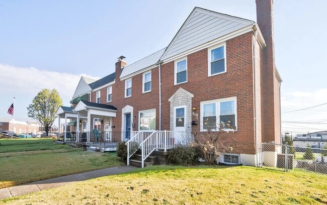 1935 Searles Rd in Dundalk, MD - Foto de edificio - Building Photo