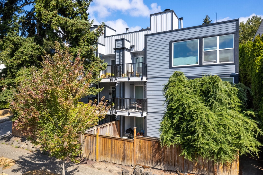 5000 Fauntleroy Way SW in Seattle, WA - Building Photo