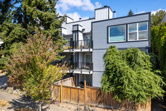 5000 Fauntleroy Way SW in Seattle, WA - Building Photo - Primary Photo