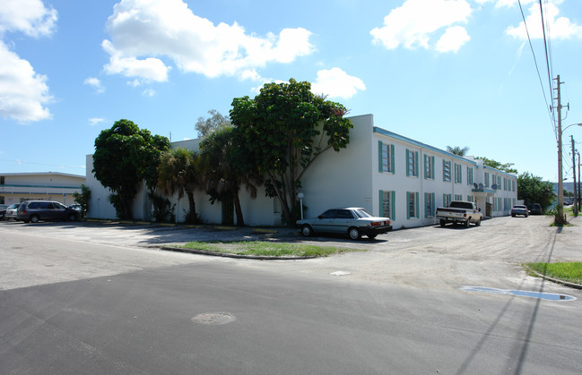 Lee Plaza Apartments in St. Petersburg, FL - Building Photo - Building Photo