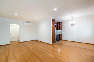 3220 Altura Ave, Unit 203 in La Crescenta, CA - Building Photo - Building Photo