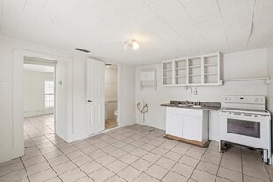 302 S Wood St, Unit 2 in Cleburne, TX - Building Photo