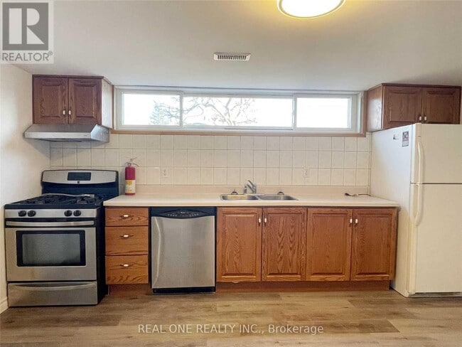 36 Victor Blvd in Hamilton, ON - Building Photo - Building Photo