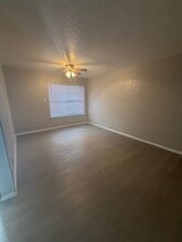 5220 Weber Rd, Unit J-102 in Corpus Christi, TX - Foto de edificio - Building Photo