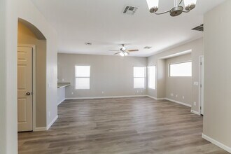 8827 W Hess St in Tolleson, AZ - Foto de edificio - Building Photo