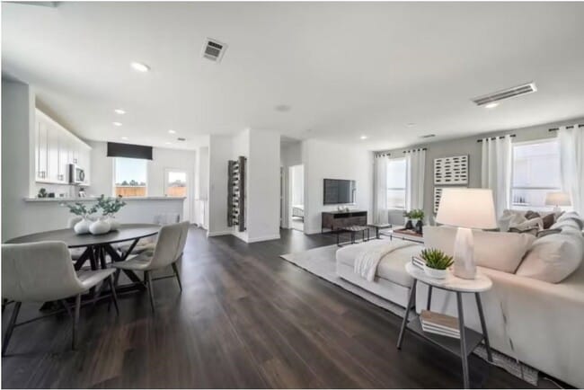 24502 Red Hawthorn Trce