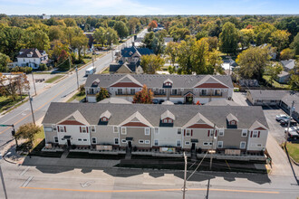 Parkway Townhouses in Springfield, MO - Foto de edificio - Building Photo