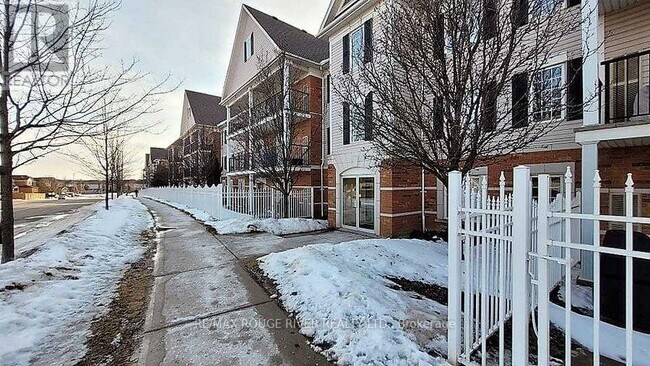 102 Aspen Springs Dr in Bowmanville, ON - Building Photo - Building Photo