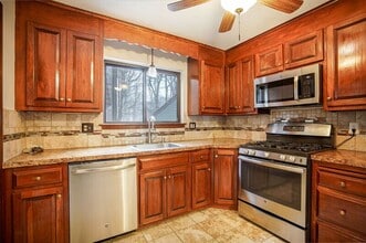 155 Wynwood Dr in Enfield, CT - Building Photo - Building Photo