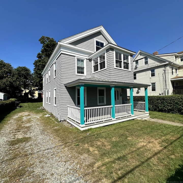 36 Pleasant St in Groton, CT - Building Photo