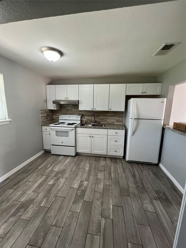 2110 14th Ave N in Texas City, TX - Building Photo - Building Photo