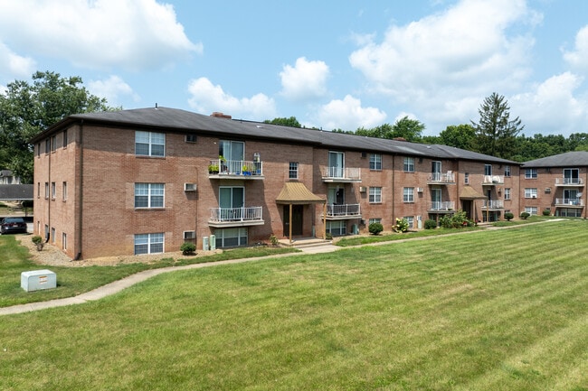 Four Seasons Apartments and Townhomes in Austintown, OH - Foto de edificio - Building Photo