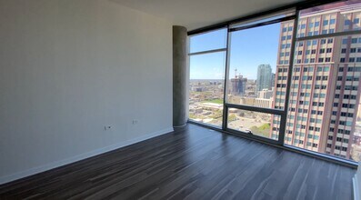 170 W Chicago Ave in Chicago, IL - Building Photo - Building Photo