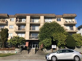 274 2nd St W in North Vancouver, BC - Building Photo