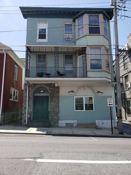 148 E Queen St in Chambersburg, PA - Building Photo